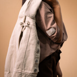 Chaqueta jean con desgaste beige