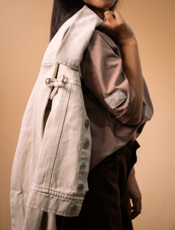 Chaqueta jean con desgaste beige - Imagen 2