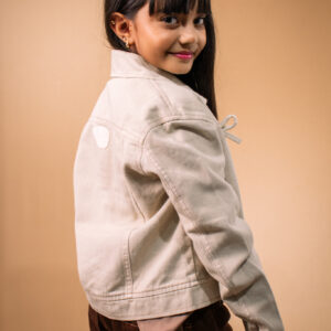 Chaqueta jean con desgaste beige