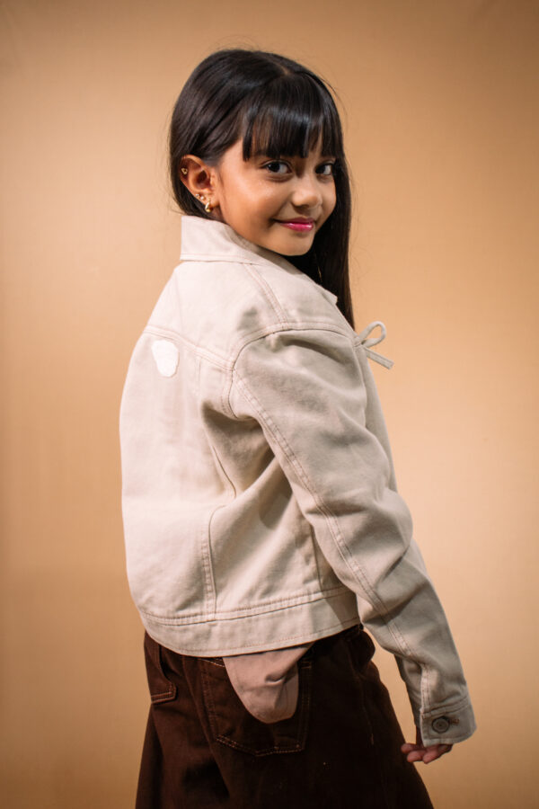 Chaqueta jean con desgaste beige